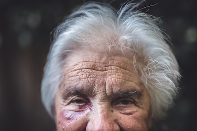 Slachtoffer (75) schrikt opnieuw: deurbelcamera toont schokkend geweld op Cruyff Court in Eindhoven