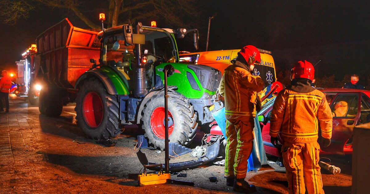 Automobiliste zwaargewond na beknelling in auto door botsing met tractor in Riethoven