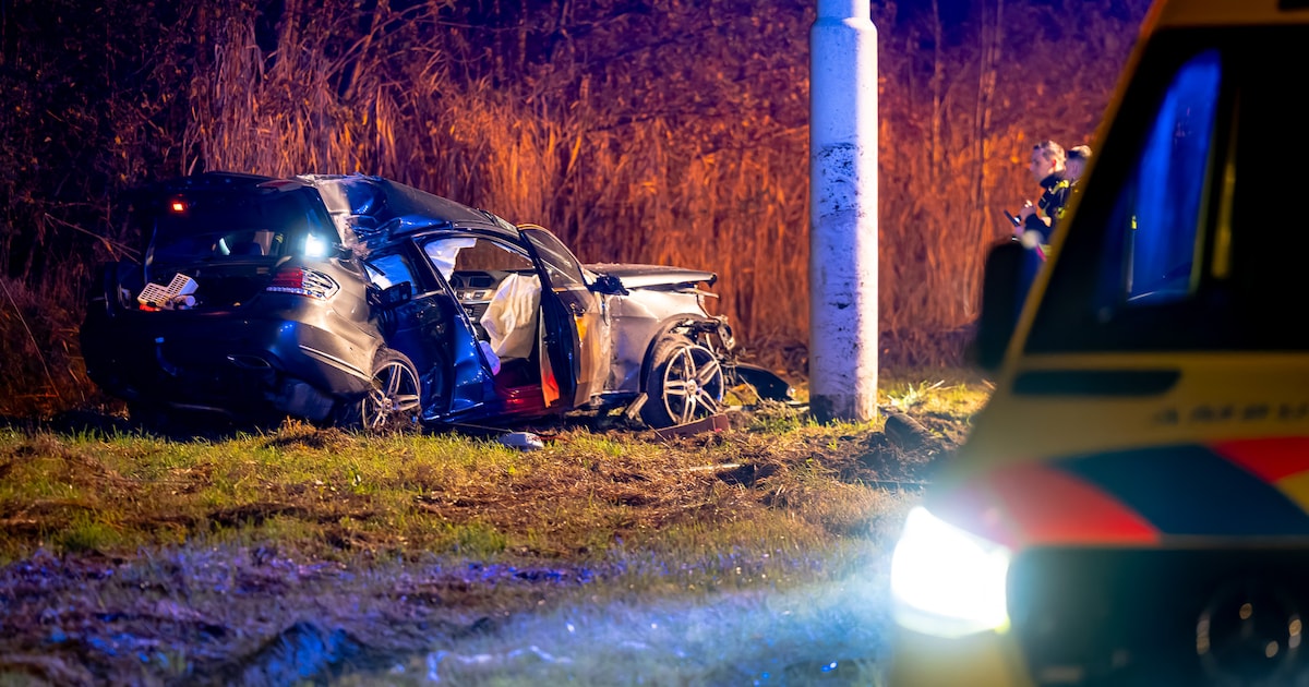 Bestuurder zonder rijbewijs mist rotonde, twee mannen (19) uit Eindhoven zwaargewond