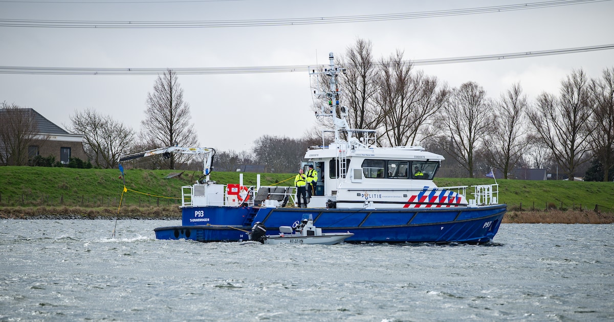 Middenin de nacht rijdt taxi het ijskoude water in, maar waar is de chauffeur gebleven? | Nieuws