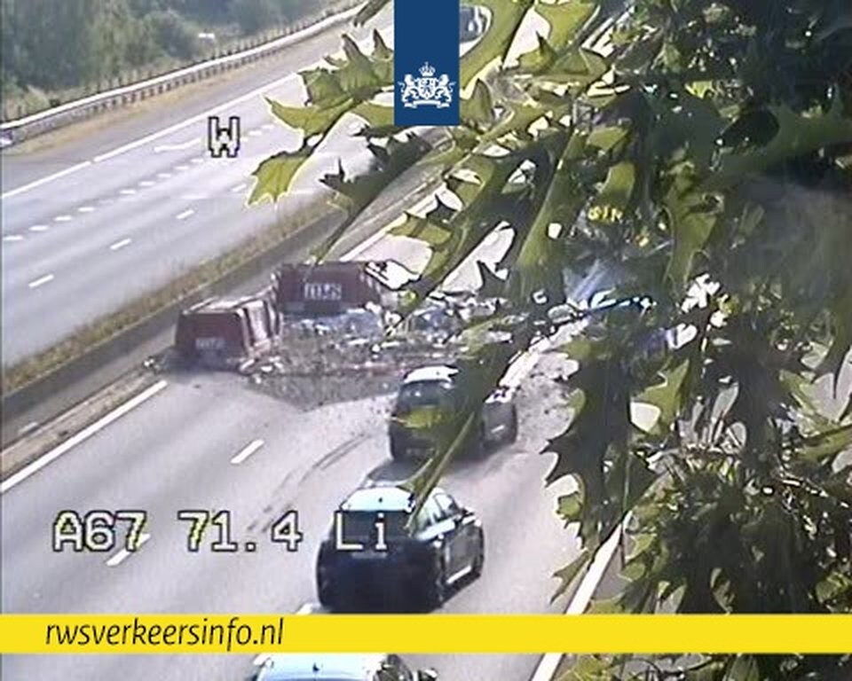 Snelweg naar Eindhoven avond lang geblokkeerd door containers: A67 vol ...
