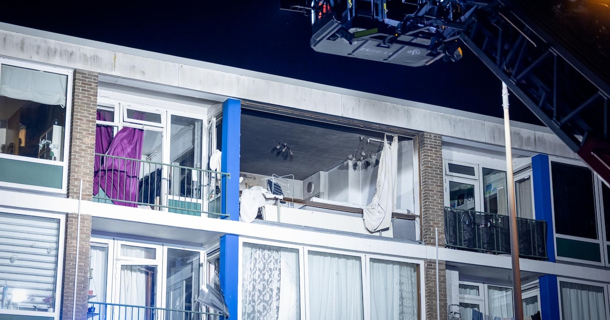 Gevel uit appartement geblazen na explosie in flat Zaandam: twee minderjarigen aangehouden