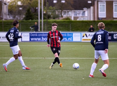 Dit zijn de uitslagen, doelpuntenmakers en wedstrijdverslagen van het amateurvoetbal op zondag