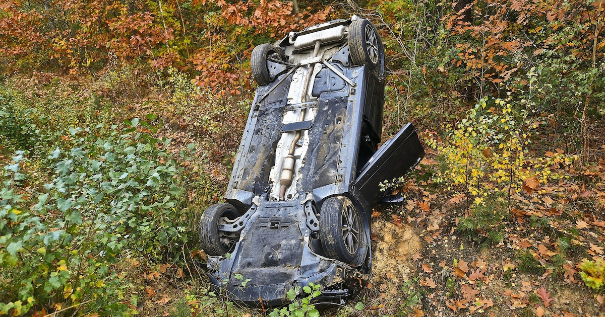 Auto belandt op de kop in greppel na botsing met vrachtwagen op N69 bij Veldhoven