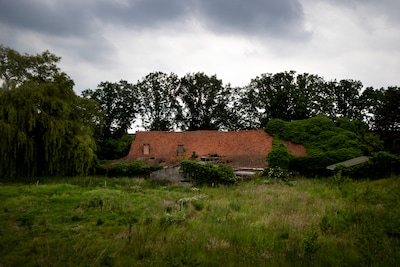 Spookvilla en krakkemikkige boerderij in hartje Brouwhuis gaan eindelijk plat