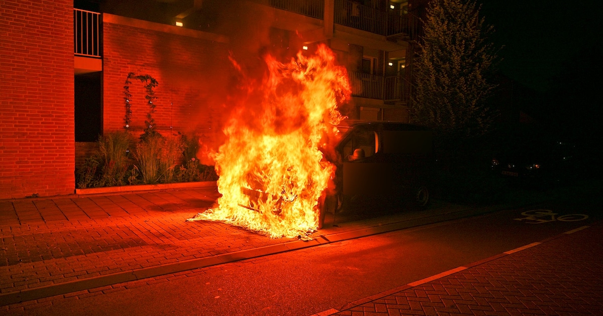 Geparkeerde auto vliegt in brand in Valkenswaard, voorbijganger ziet mensen wegrennen