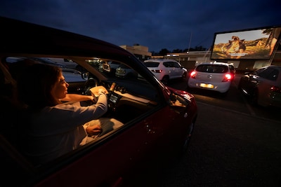 Achterover leunend in je autostoel genieten van de film bij de drive-inbioscoop