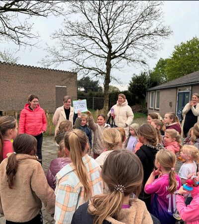 Cheque van 1500 euro voor Dansmariekes Volkel: nieuwe tweedehandskledingbeurs blijkt succes