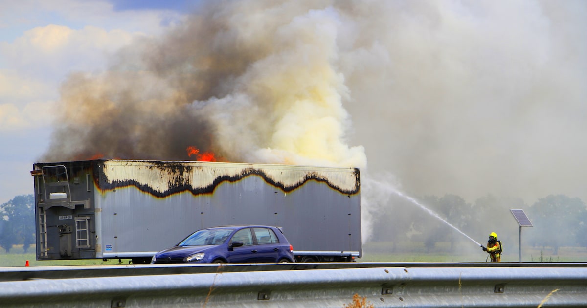Aanhanger vrachtwagen vat vlam op A2 bij Weert