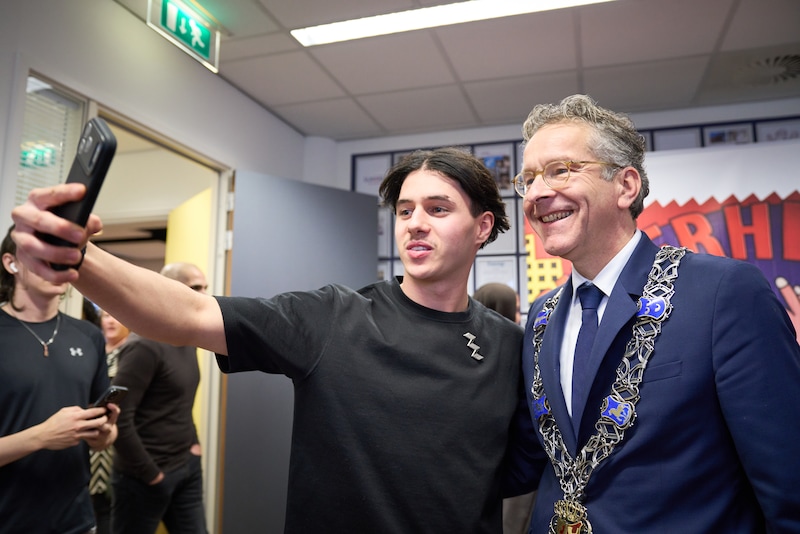 Heldhaftige Rayan (18) achtervolgde een potloodventer en werd verrast ...