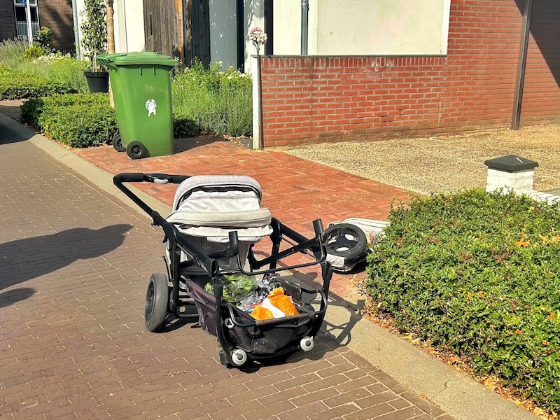 De kinderwagen raakte flink beschadigd.