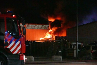 Gewonde bij zeer grote brand bij transportbedrijf op industrieterrein in Raamsdonksveer, pand in lic