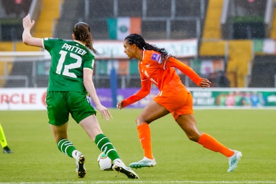 LIVE WK-kwalificatie | Oranje in de problemen in Ierland: keepster Lize Kop verkijkt zich op schuiver