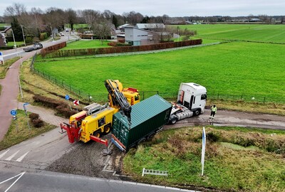 Vrachtwagen haalt draai niet en komt met trailer vast te zitten in sloot in Berkel-Enschot