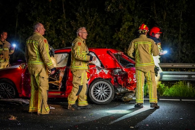 Dode bij ongeval op A2 bij Maarheeze: slachtoffer uit auto geslingerd, andere automobilist aangehouden