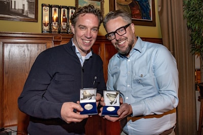 Gemeentelijke erepenning voor broers Mark en Willem van Abeelen uit Hilvarenbeek