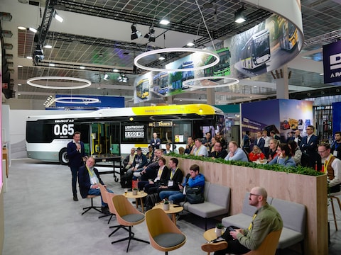 Ebusco-bestuurder Peter Bijvelds (met microfoon) tijdens de presentatie van het bedrijf op de in oktober gehouden internationale bussenbeurs Busworld in Brussel.
