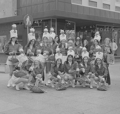 Welke dames zetten hier voorbijgangers in de bloemen?