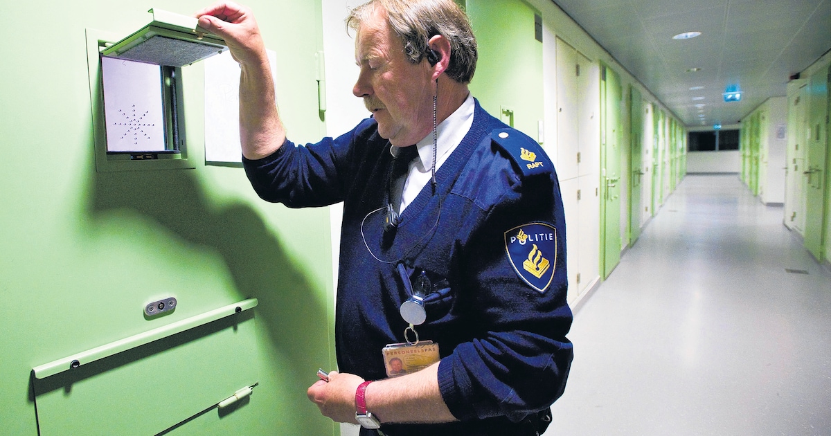 wie-door-de-politie-wordt-gearresteerd-en-moet-worden-vastgehouden-verblijft-in-een-cel-in-een-arrestantencomplex-van-de-politie-foto-ter-illustratie