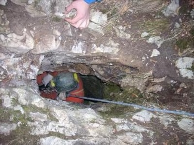 Man (20) zit vast in 120 meter diepe grot in Italië: grote reddingsactie opgezet