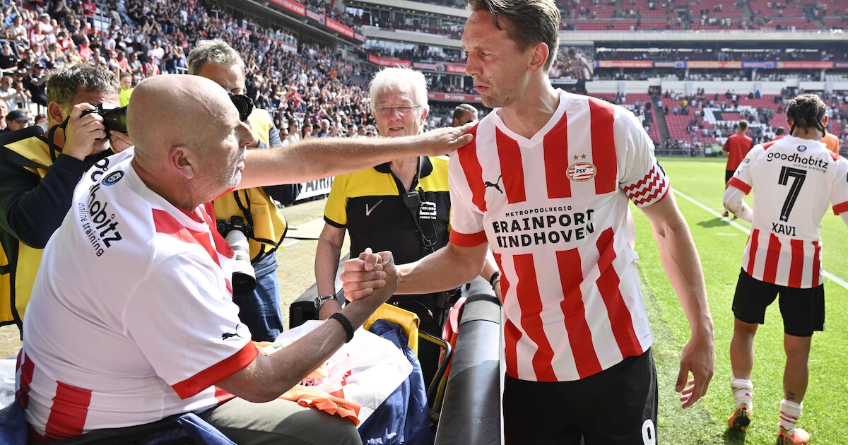 PSV’ers bezorgen ernstig zieke supporter Peter van Horssen bijzonder moment