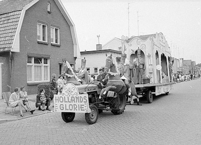 Wie staan er hier op de wagen bij de ‘oogstfeest-optocht’?