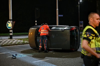 Auto belandt op zijkant na botsing op Ringbaan-West in Tilburg