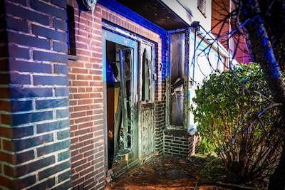 Explosie verwoest voordeur woning in Eindhoven: sterke benzinelucht in de straat