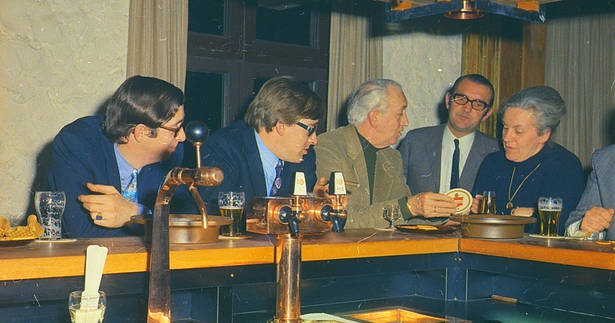 ‘Belangrijke mensen’ vergaderen in café Castell; wie weet iets over dit plaatje?