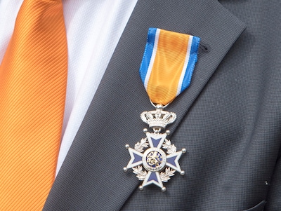 Afzwaaiend hoofdman van Gerwens Heilig Kruisgilde koninklijk onderscheiden