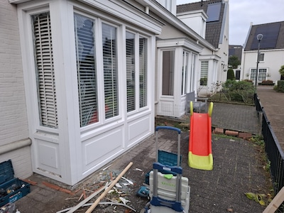 Voordeur weg, ramen kapot: Helmondse raakt in paniek als onbekende man zwaar explosief in haar regen