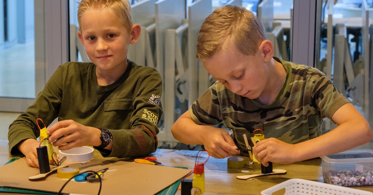 Kinderen bouwen tekenmachine bij workshop in Bibliotheek Oirschot