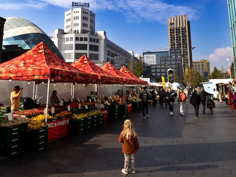 De weekmarkt op het 18 Septemberplein in Eindhoven lag dinsdag in het zonnetje. 