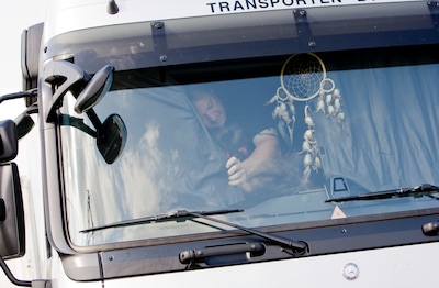 Chauffeurs mogen bij Van Lankveld in cabine van hun truck slapen, Raad van State grijpt nog niet in