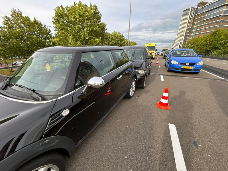 Botsing met zes auto's op het Strijps Bultje, een deel van de ringweg in Eindhoven.