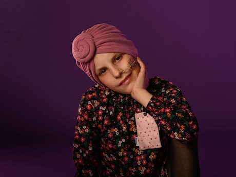 Broertje en zusje hadden tegelijkertijd kanker: ‘Met kale koppies lagen ze op de bank gesprekken te voeren over de dood’