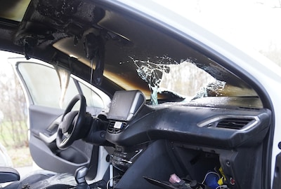 Tijdens het rijden vult auto zich met rook bij Den Bosch, iets later komen vlammen door de voorruit 