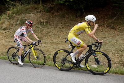 LIVE Tour de France | Tadej Pogacar heeft zijn zinnen gezet op nieuw dagsucces, kopgroep bijna gegrepen