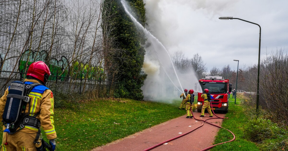Beplanting tegen loods in brand in Geldrop; brandweer voorkomt grotere ...