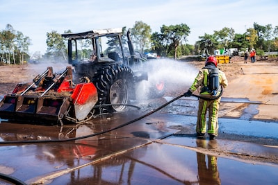 Tractor vliegt in brand tijdens werkzaamheden aan nieuwe onderdoorgang bij A58 Best