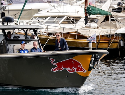 LIVE Formule 1 | Max Verstappen arriveert per boot voor GP v