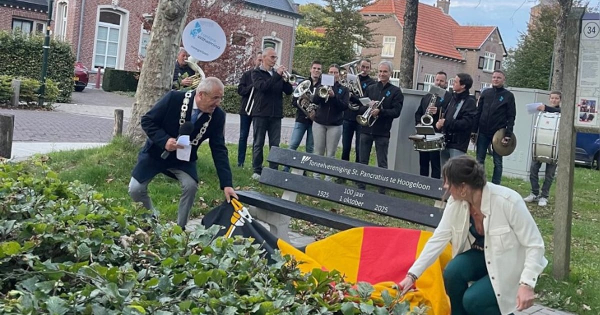 Jubileumbankje onthuld voor toneelvereniging in Hoogeloon