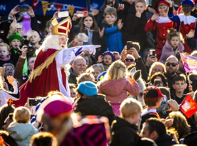 Komst van Sint naar Grave leidt tot Kamervragen: kan pakjesboot wel aanmeren? Minister én expert stellen kinderen gerust
