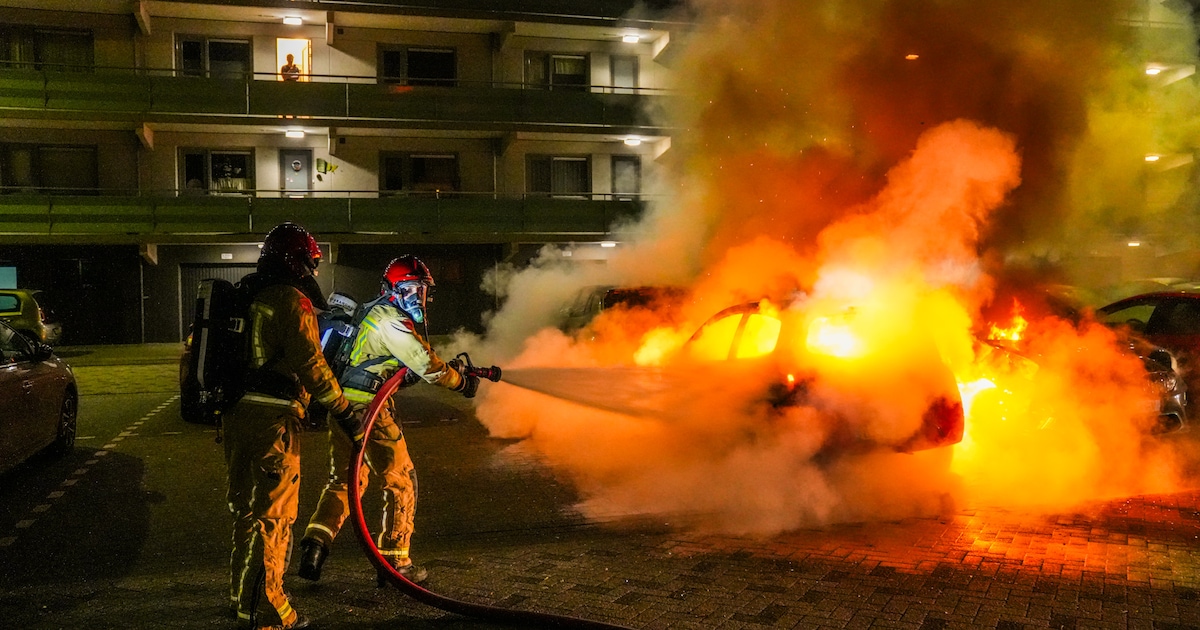 Twee auto’s vliegen in brand op parkeerplaats in Geldrop