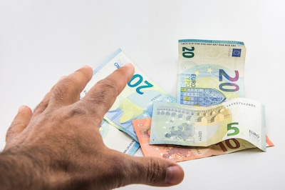 Vier verdachten aangehouden bij invallen wegens grootschalig