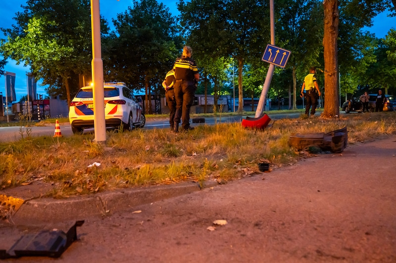 Er ontstond een ravage op de weg na de botsing.