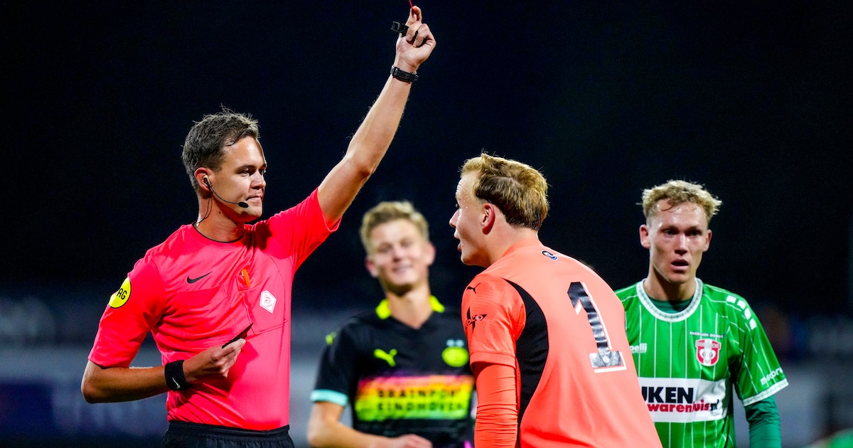 Pijnlijke avond voor Jong PSV: na razendsnel rood voor Schiks is het ...