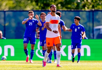 Oranje stelt teleur in laatste WK-test, dubieuze rode kaart 