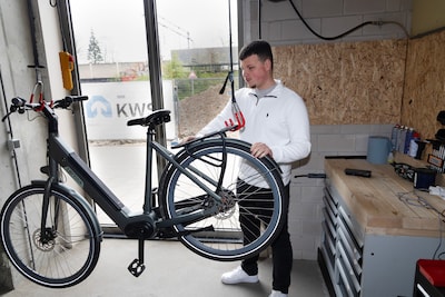 Rafal (19) opent eigen fietsenwinkel naast het Philips Stadion: ‘Ik leef mijn droom’