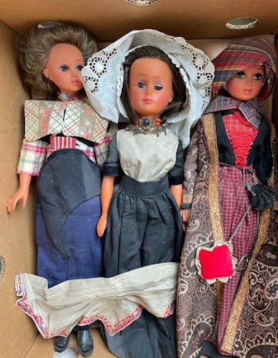 De moeder van Annemieke maakte poppen in klederdracht, nu mogen ze weg
